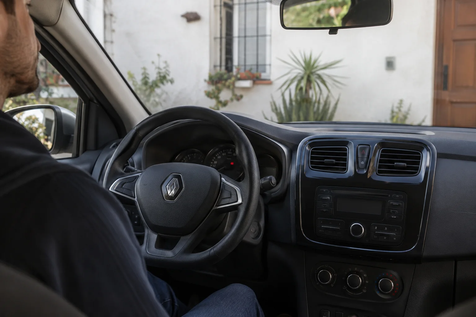 Volante y tablero de un Sandero estacionado, vistos desde el asiento acompañante